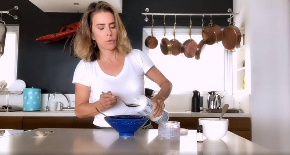 A atriz Maitê Proença publicou um vídeo em suas redes sociais, ensinando a fazer álcool em gel caseiro
