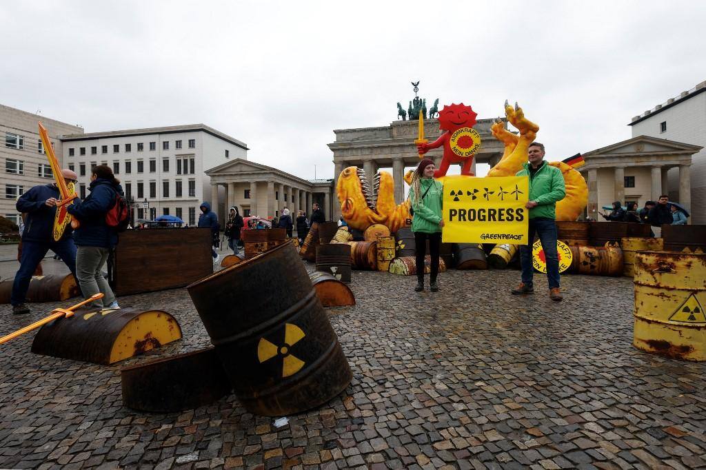 Ativistas do Greenpeace colocaram um dinossauro em frente ao Portão de Brandenburgo, em Berlim, simbolizando o fim da era da energia nuclear na Alemanha