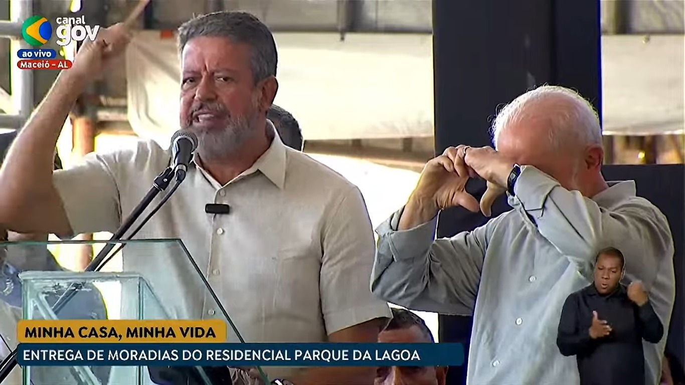 Arthur Lira (PP-AL) discursa enquanto é vaiado; presidente Lula ficou ao lado do deputado federal e fez "coraçãozinho" para a plateia para evitar a zombaria