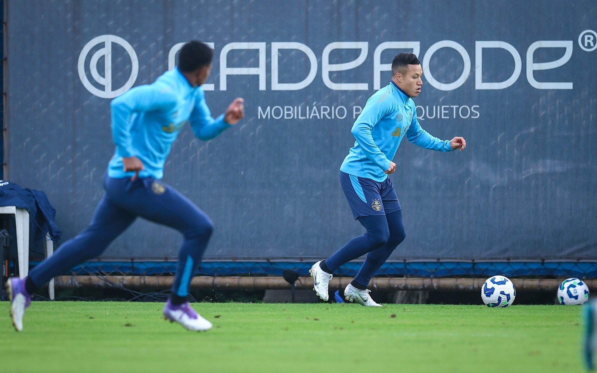 Marlon com a bola no jogo-treino do Grêmio com o Aimoré. (Foto: Lucas Uebel/Grêmio FBPA)