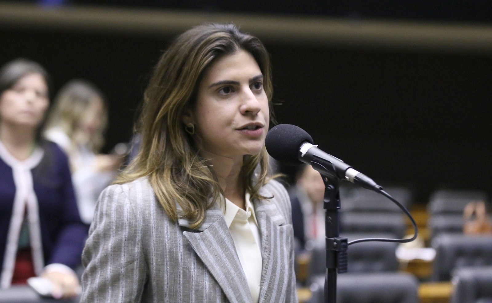 Oposição acusa a deputada Camila Jara de ter agredido o deputado Nikolas Ferreira durante a retomada do controle do plenário pelo presidente Hugo Motta