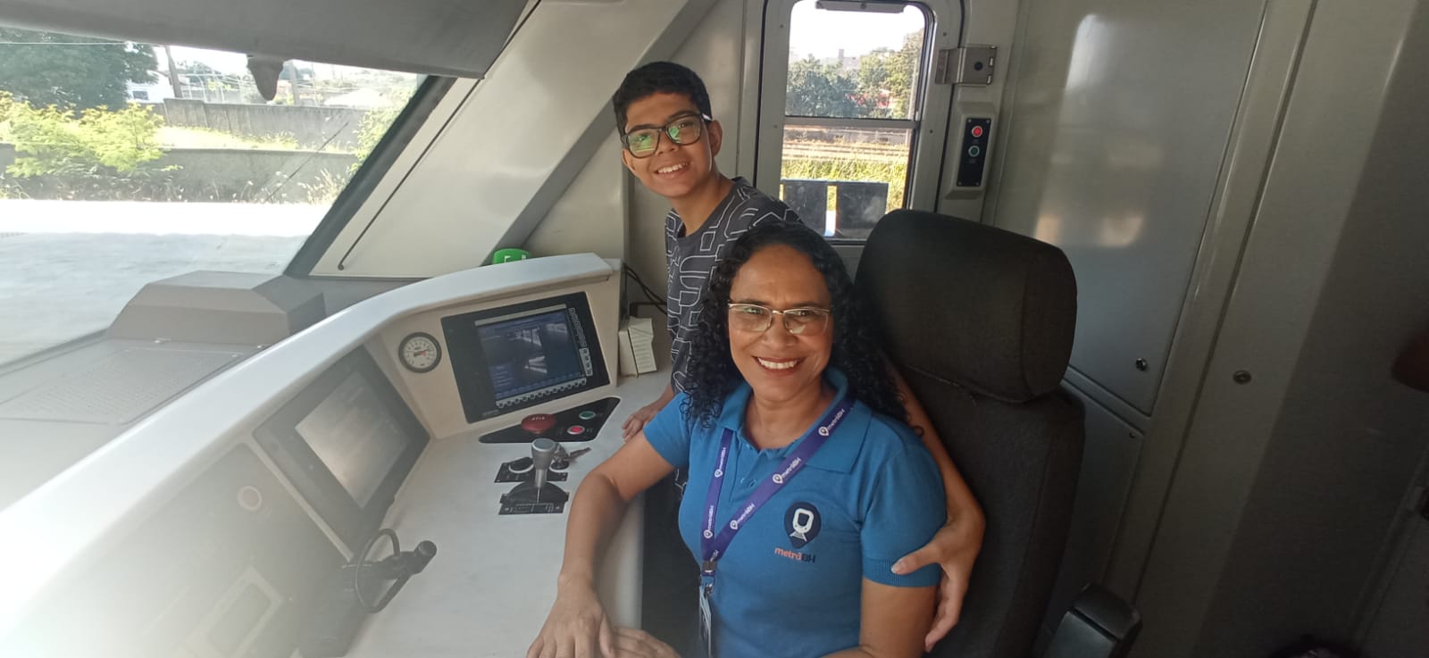 A condutora de trens Eni da Silva Coelho e o filho Daniel, de 13 anos