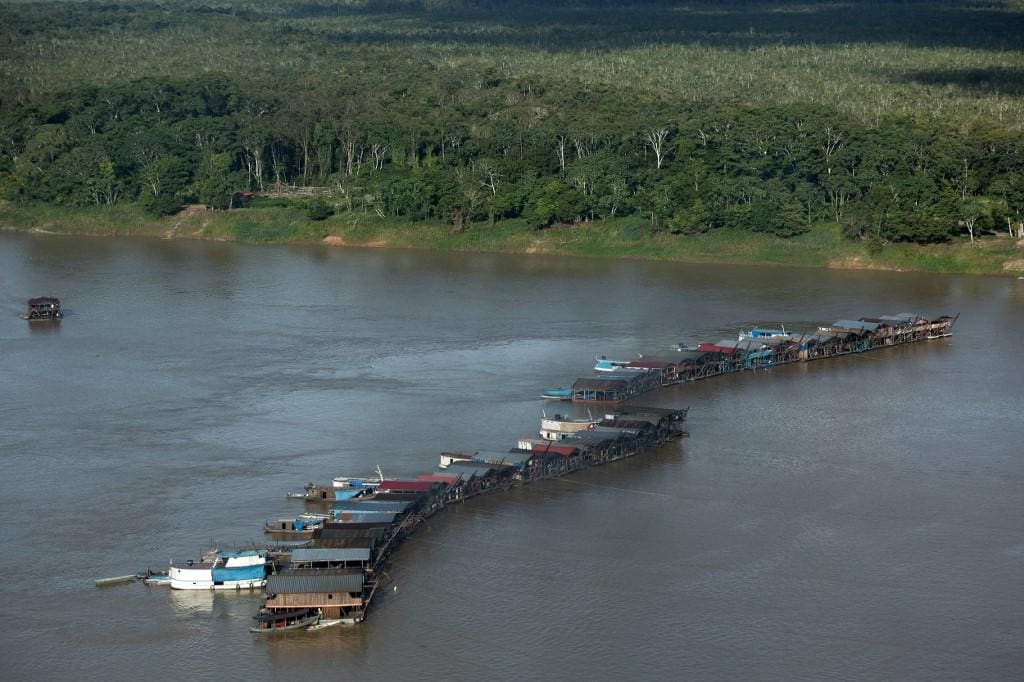 Rio Madeira, Amazônia: centenas de dragas e balsas amarradas umas às outras formam uma espécie de vila, onde só os garimpeiros têm acesso