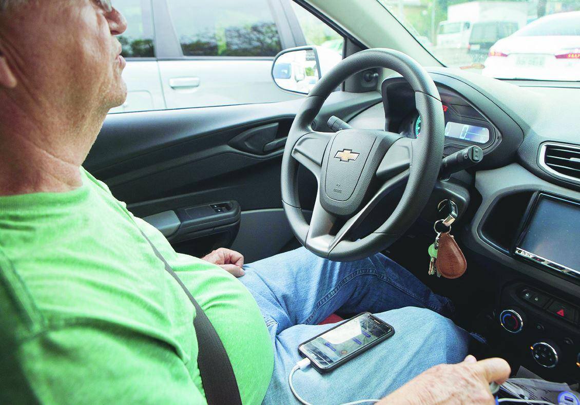 Vítima Após ter o celular furtado duas vezes em três meses, o motorista Cristóvão Campos passou a carregar o aparelho sobre as pernas