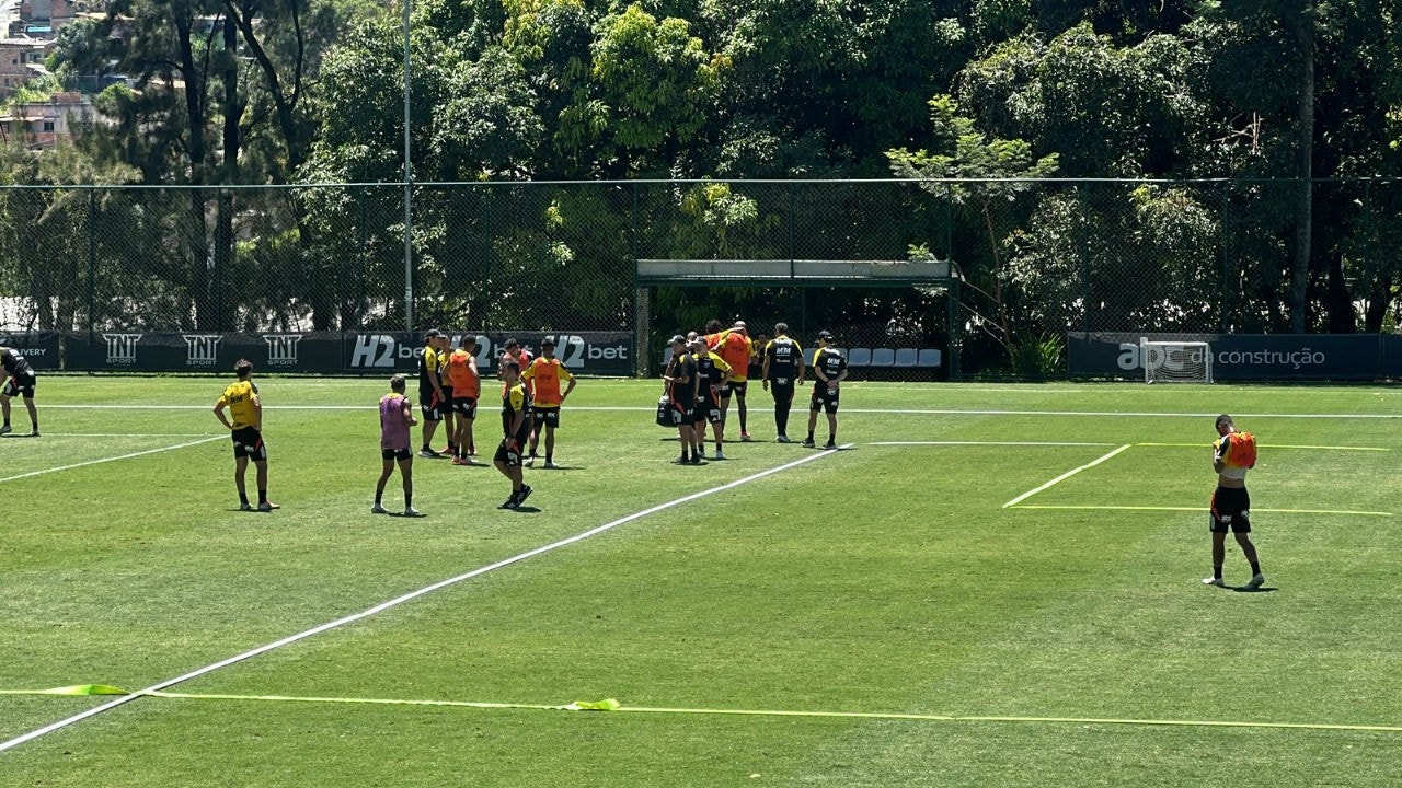 Meia do Galo caiu no chão sentindo dores no tornozelo direito e rapidamente os médicos do Atlético entraram em campo para ajudá-lo.