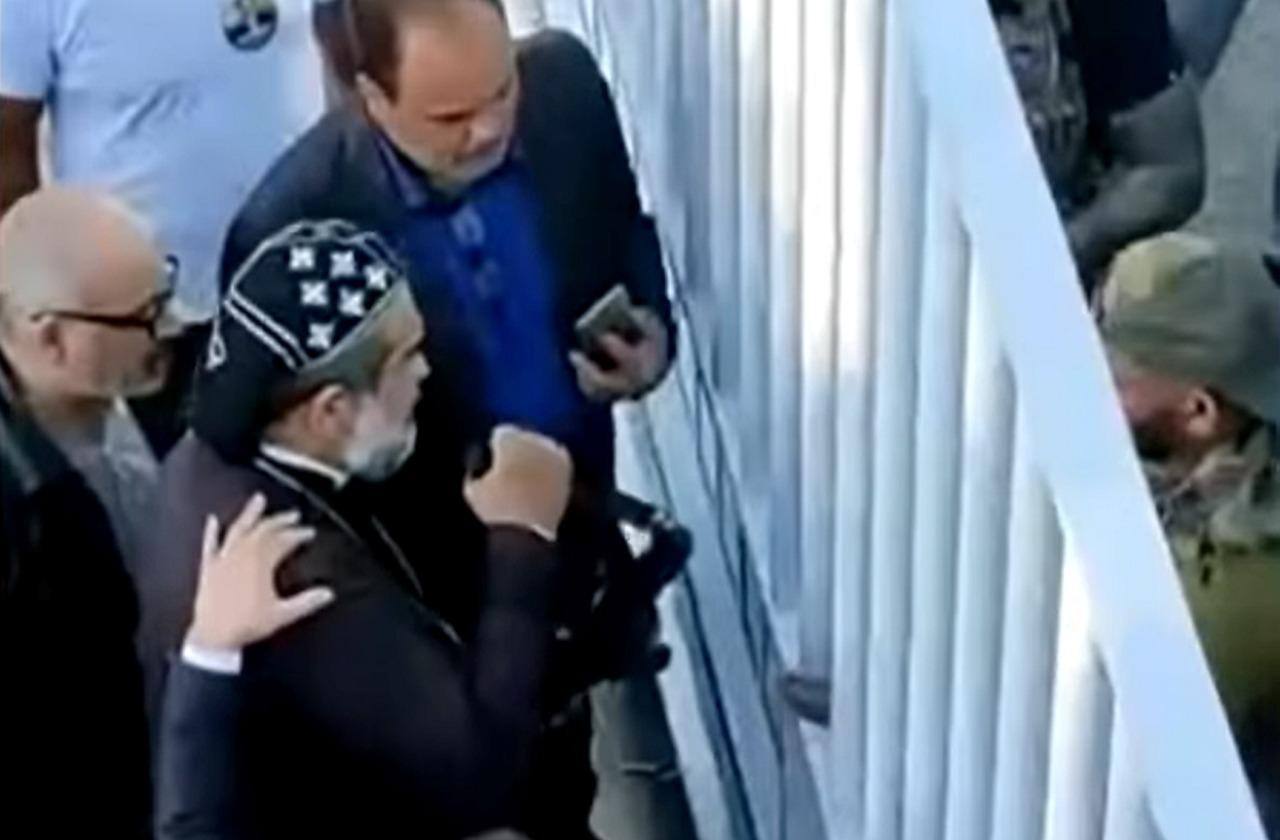 Padre Kelmon entrega à Polícia Federal armas do ex-deputado Roberto Jefferson neste domingo (23)