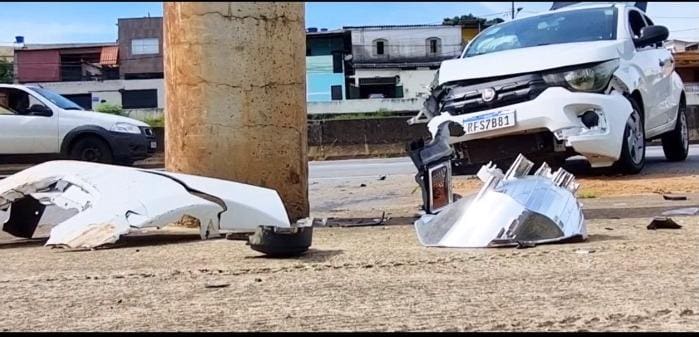 Carro ficou destruído após bater em um poste durante a manhã deste sábado (9), em BH