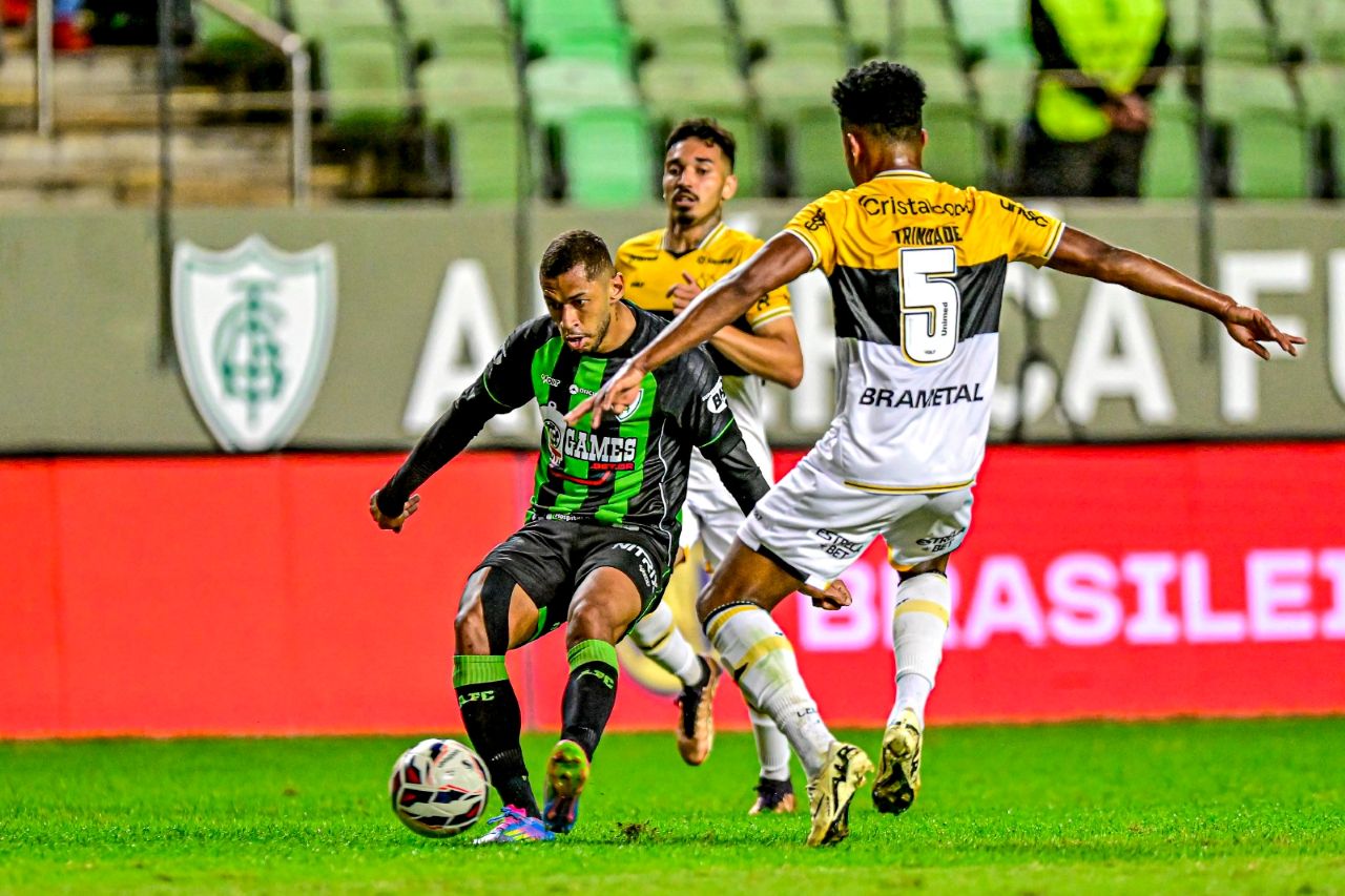 Jogadores de América e Criciúma em ação pela Série B do Campeonato Brasileiro