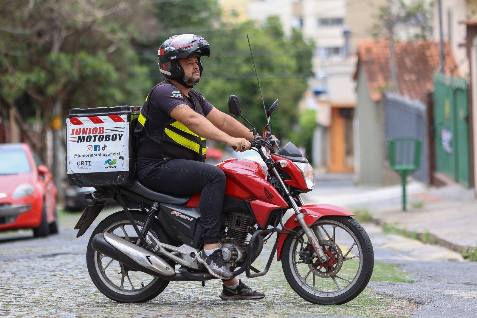 Junior Motoboy atua há 15 na área de entrega em moto, carro e caminhonete e cobra melhorias