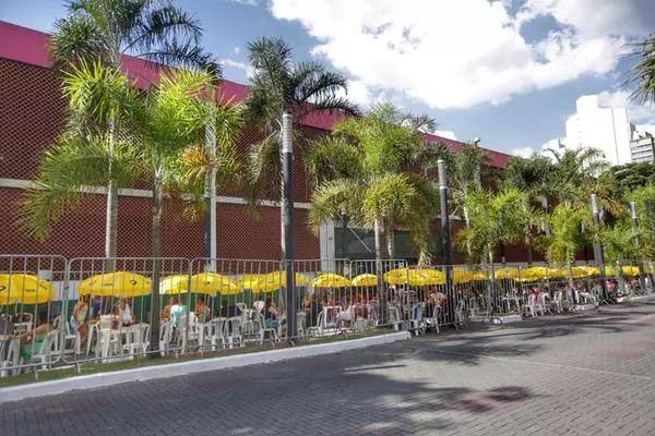 Mesa de bar na calçada da Avenida Augusto de Lima, na área externa do Mercado Central