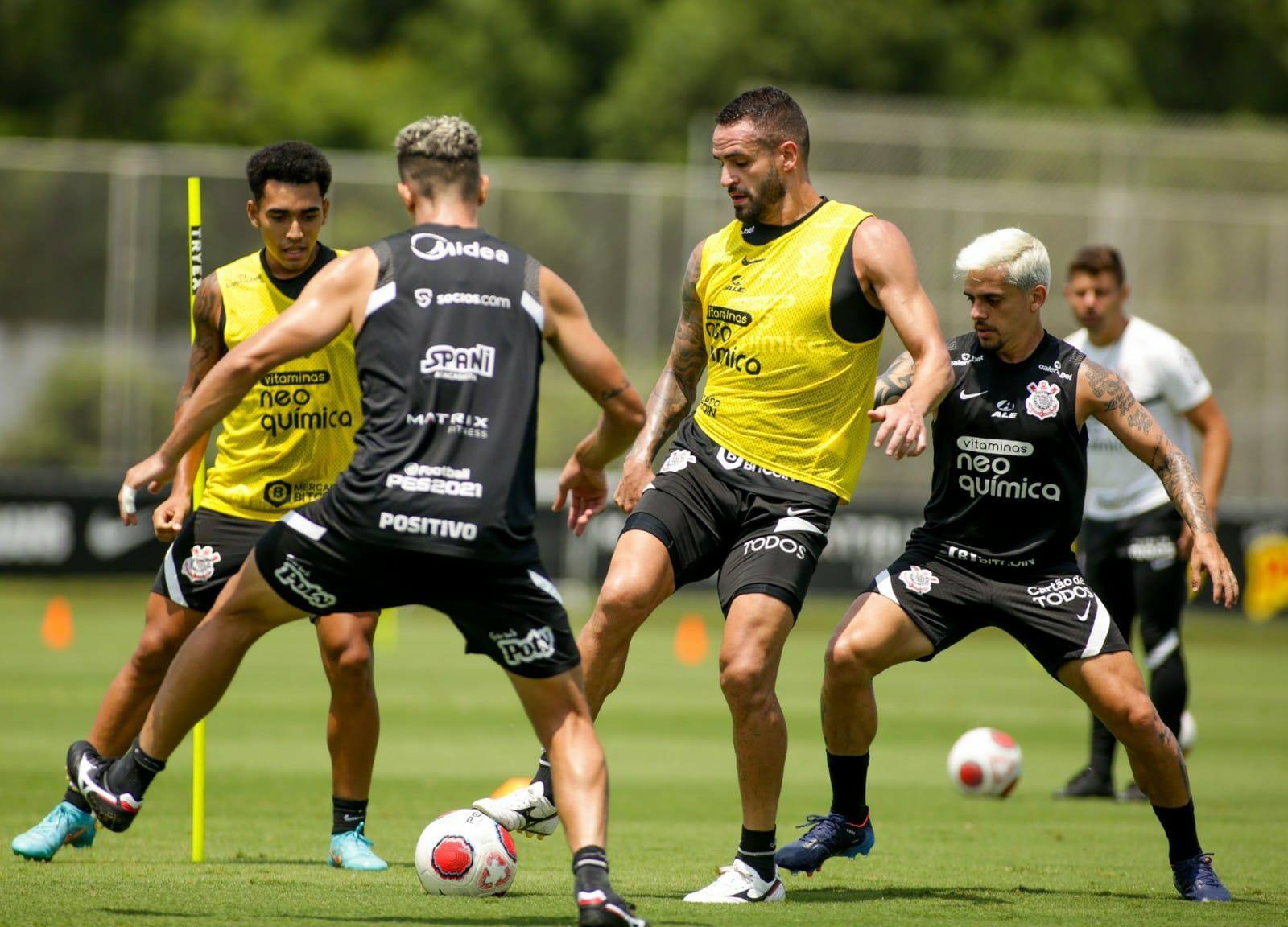 Jogadores do Corinthians treinam