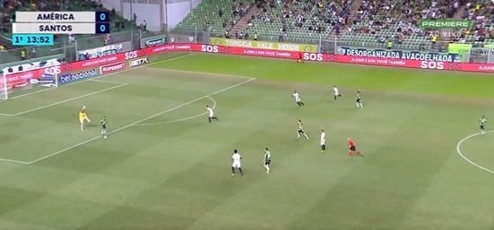 Goleiro João Paulo levanta a mão acusando lesão, mas Renato Marques concluiu a gol