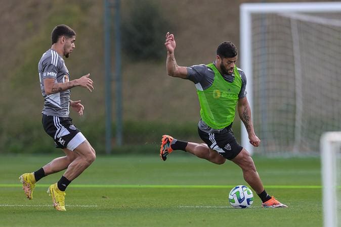 Rubens e Hulk participam de treino na Cidade do Galo