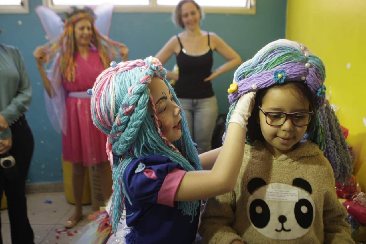 Criança doa perucas de princesa