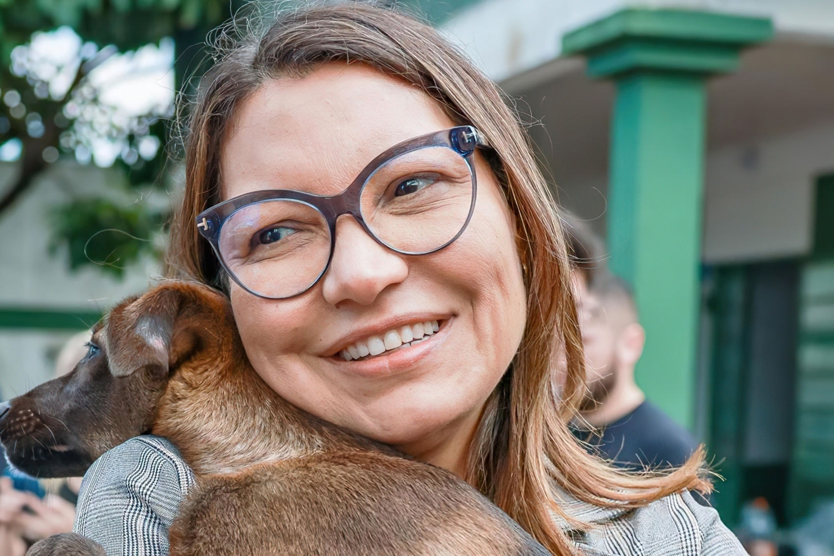 A primeira-dama, Janja, adotou uma cachorrinha em Canoas, uma das cidades atingidas no Rio Grande do Sul. 