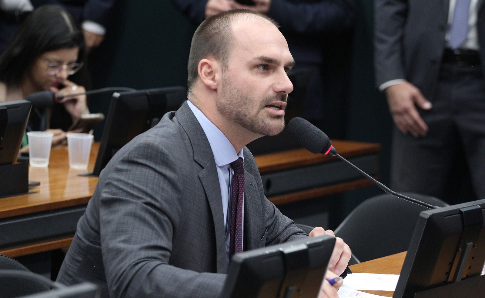Deputado licenciado Eduardo Bolsonaro (PL-SP) indicou que abdicará do mandato para continuar nos Estados Unidos