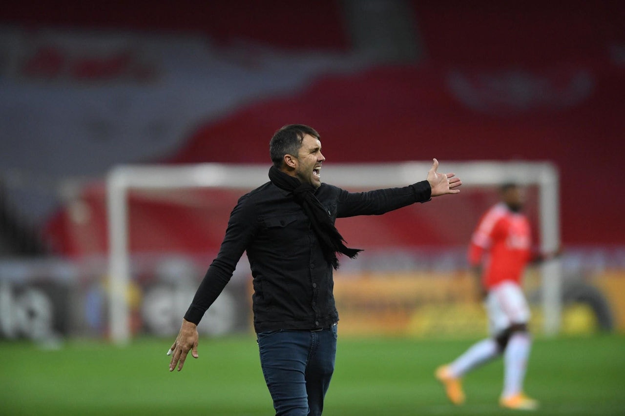 Eduardo Coudet, técnico do Internacional, gesticula durante partida de sua equipe