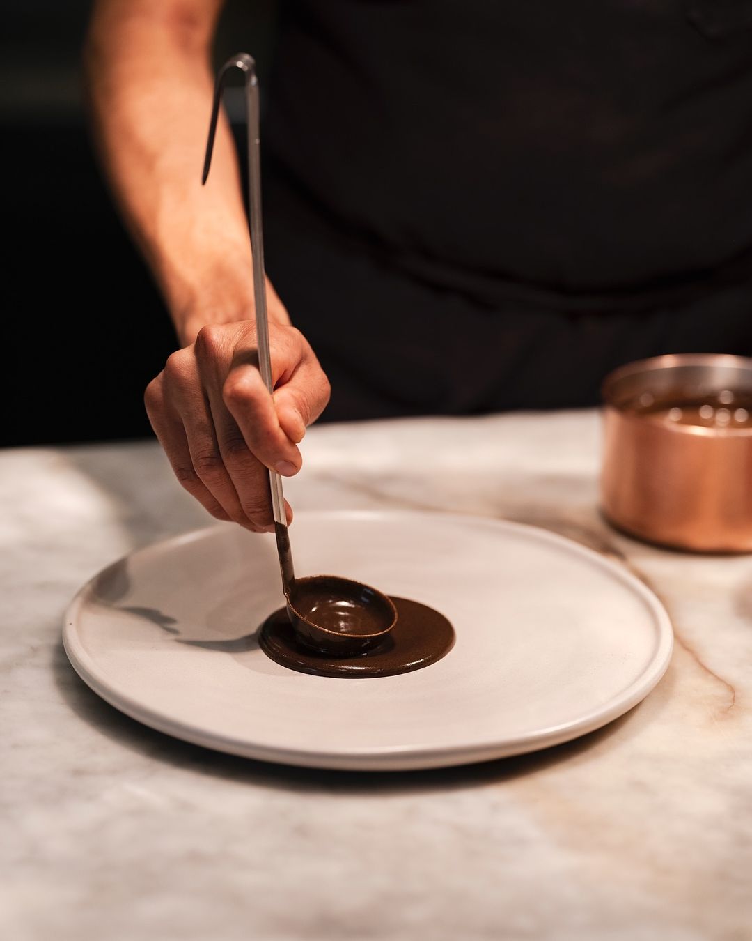 Uma das etapas do menu do Pujol é a mistura de Mole Madre e Mole Nuevo, com tempos de preparo diferentes