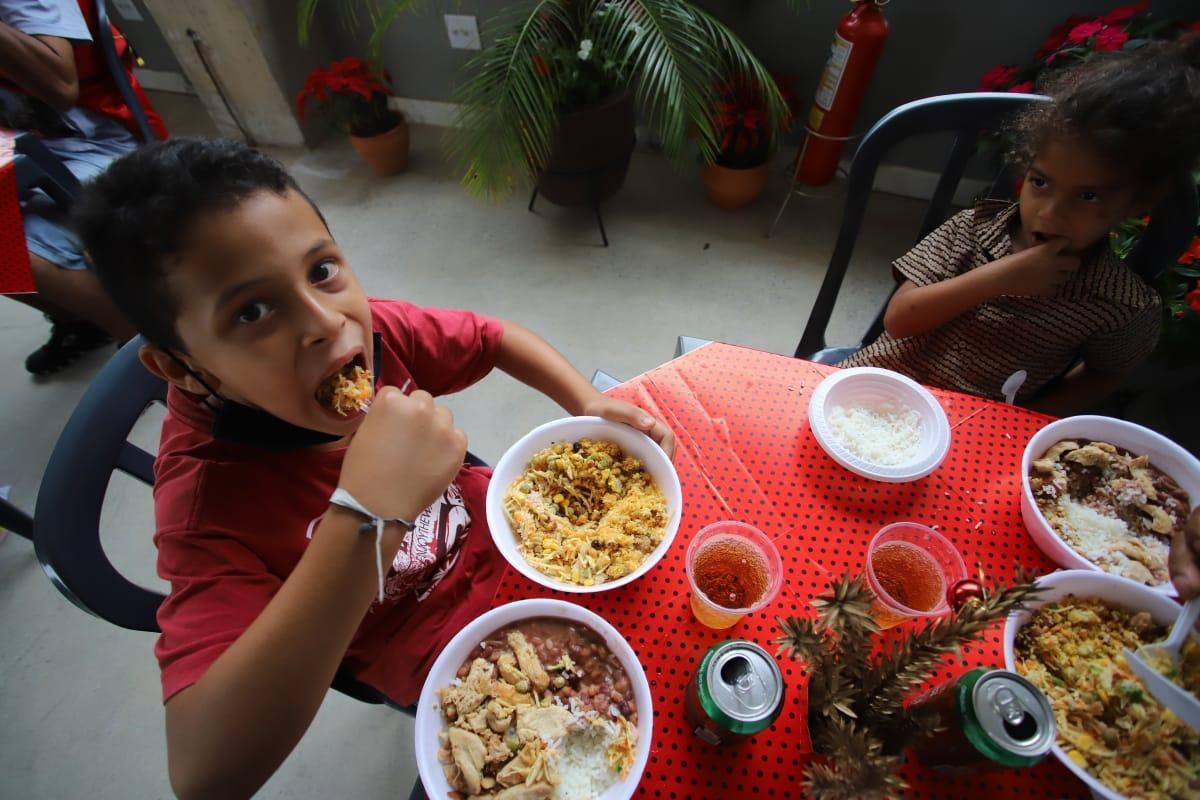 Arquidiocese de Belo Horizonte oferece almoço de natal para cem moradores de rua