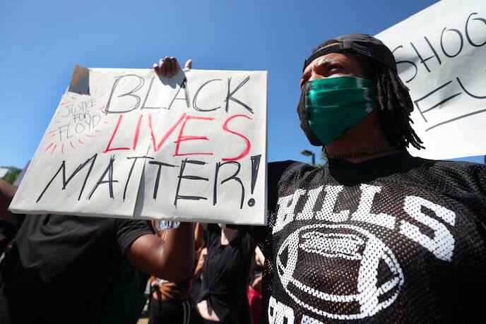 Em meio à pandemia de coronavírus, milhares de manifestantes saíram às ruas nos EUA em apoio à campanha 'Black lives matter'