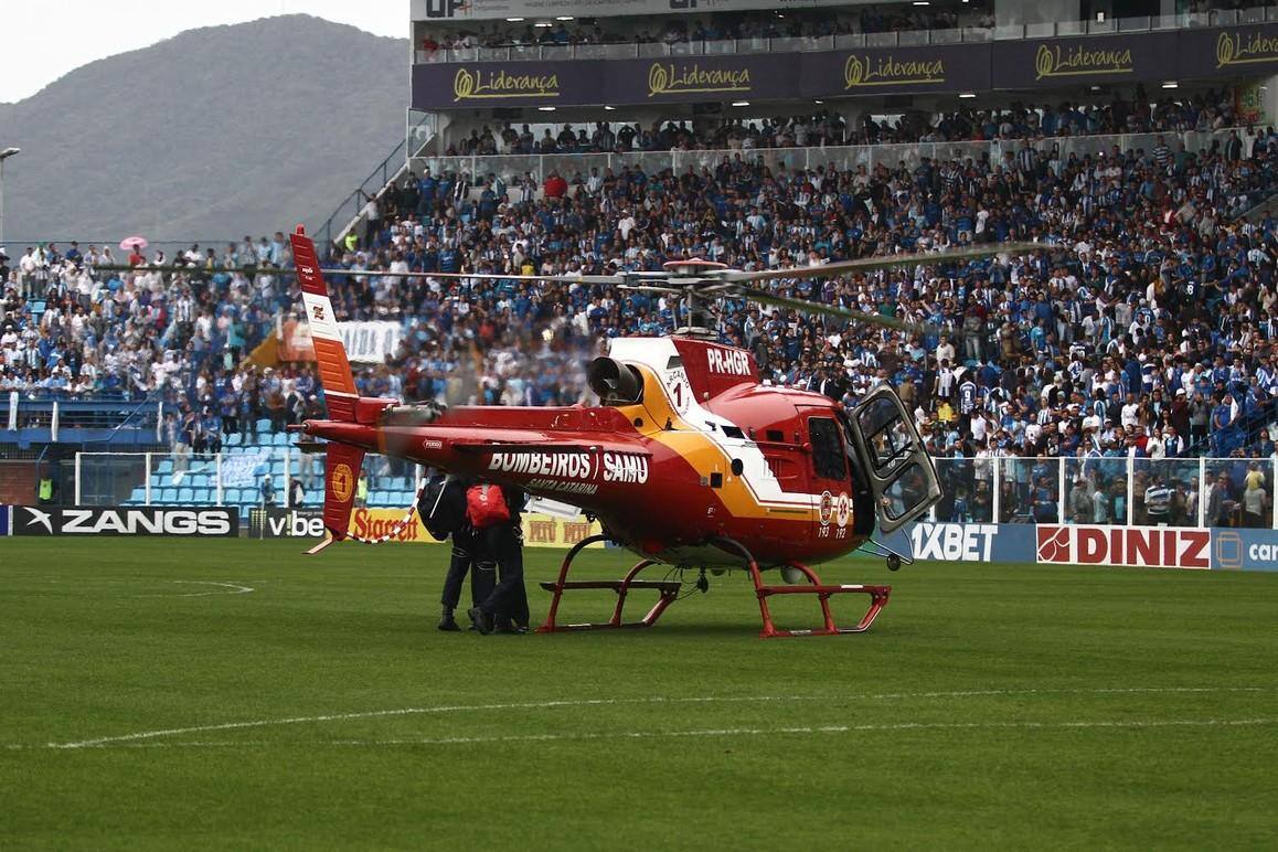 Torcedor foi atendido por um médico, que chegou em um helicóptero, posteriormente usado para transportar a vítima