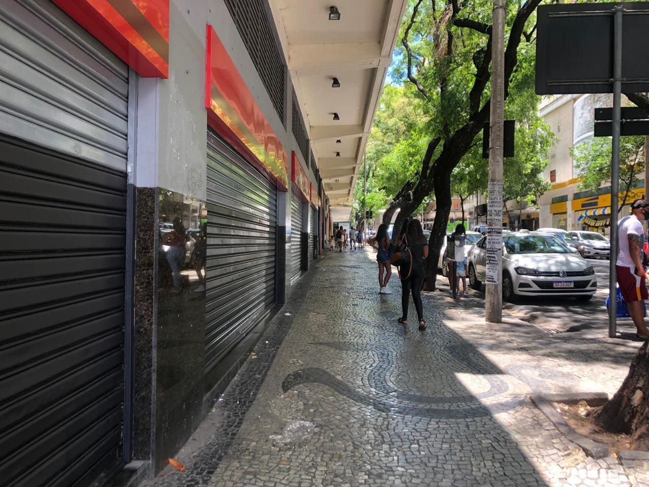 Comércio do centro de Belo Horizonte registrou movimento fraco neste primeiro domingo (29) em que as atividades do setor foram autorizadas a funcionar