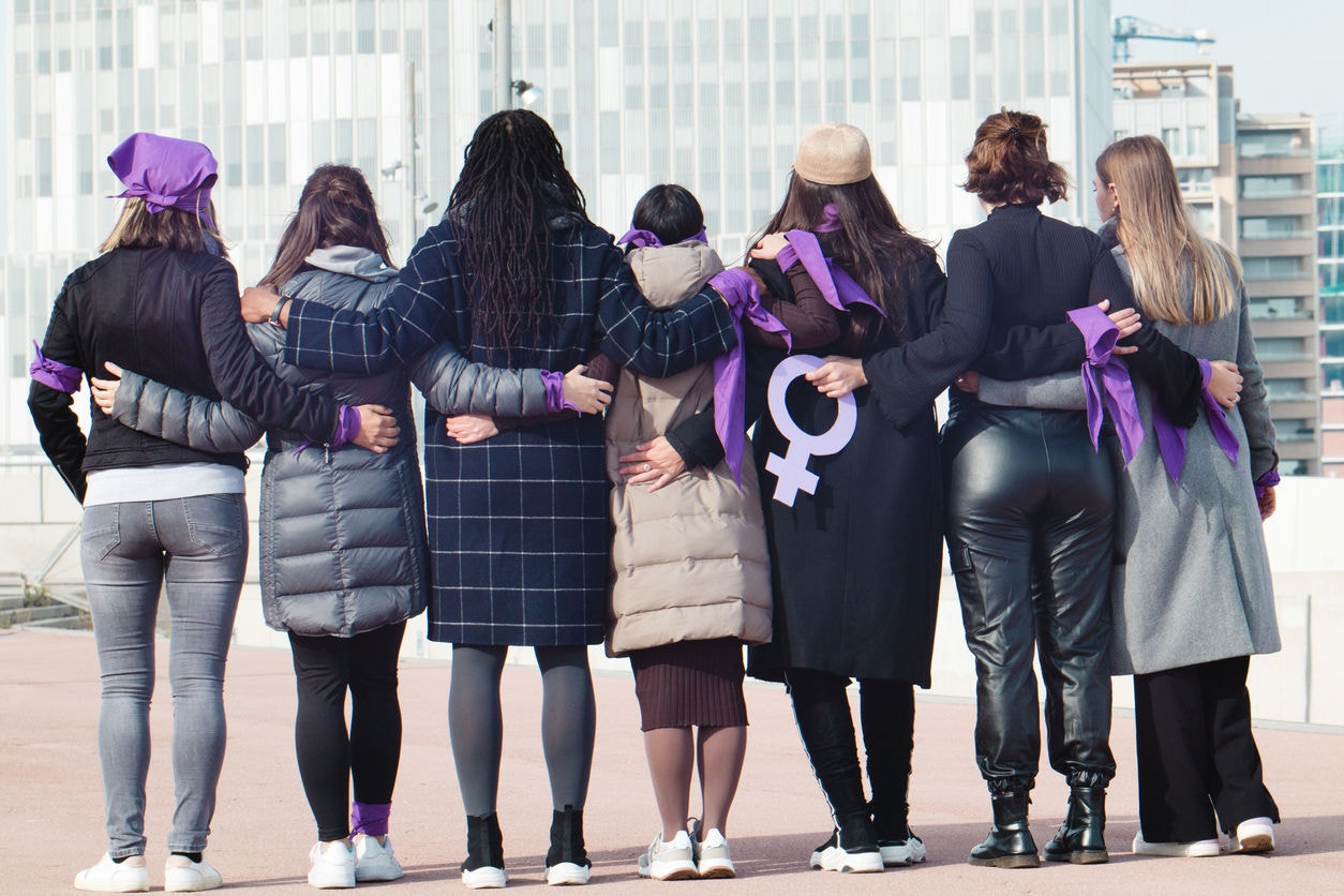 Agosto Lilás foi criado para contribuir para a prevenção à violência contra as mulheres em todo o mundo