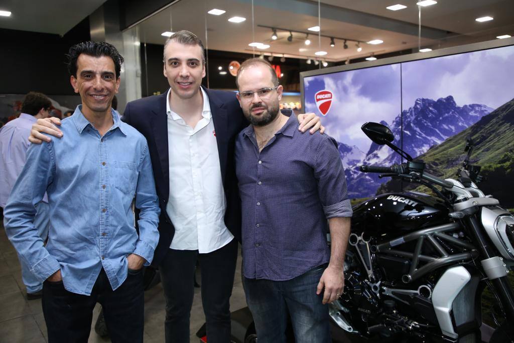 Carlos Augusto Constantino, diretor comercial do Grupo Orange, Felipe Nacif, diretor geral do Grupo Orange, e Diego Borghi, presidente da Ducati do Brasil, em evento para a imprensa e convidados