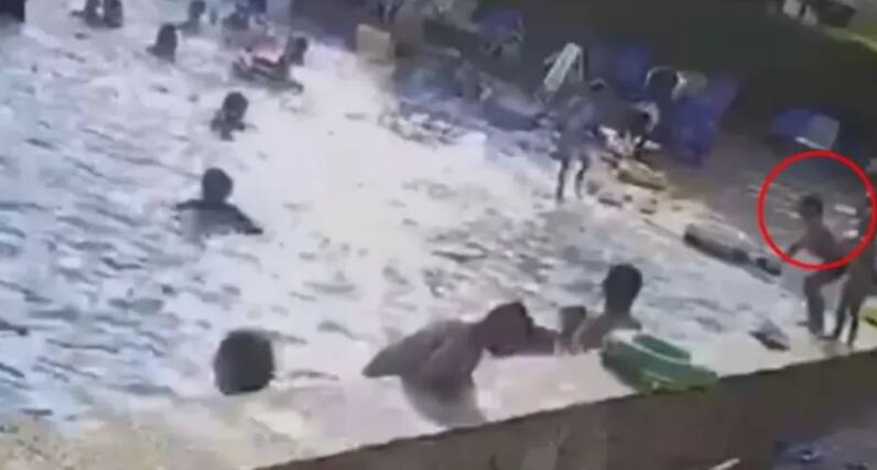 A criança de sete anos estava à beira da piscina momentos antes de entrar e começar a se debater em decorrência de afogamento