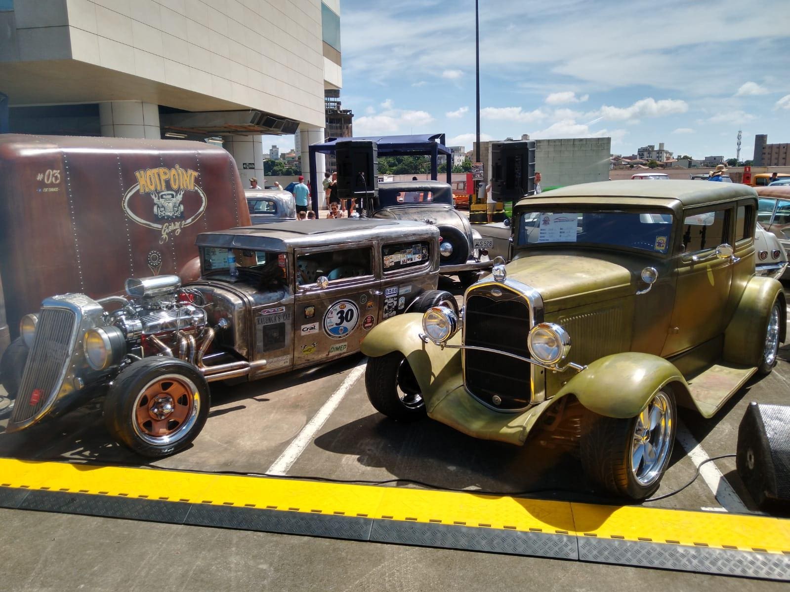 Carros antigos estão em exposição em evento no Boulevard Shopping