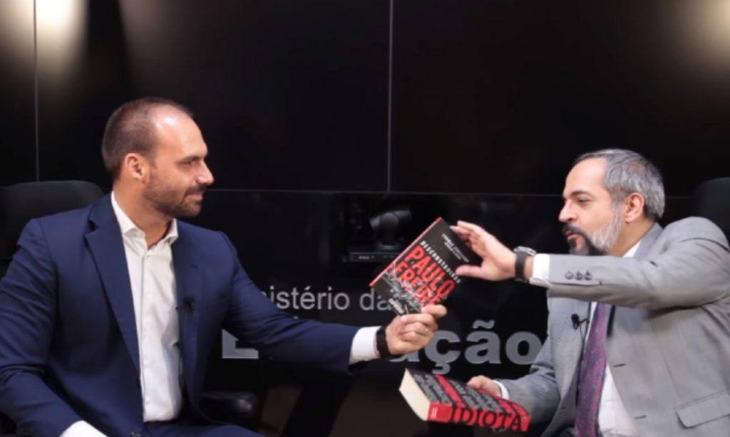 Ministro da Educação, Abraham Weintraub, concede entrevista ao deputado federal Eduardo Bolsonaro