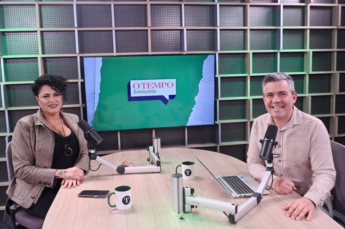 A chef Simone Caldas e o jornalista Léo Mendes, em O TEMPO Entrevista