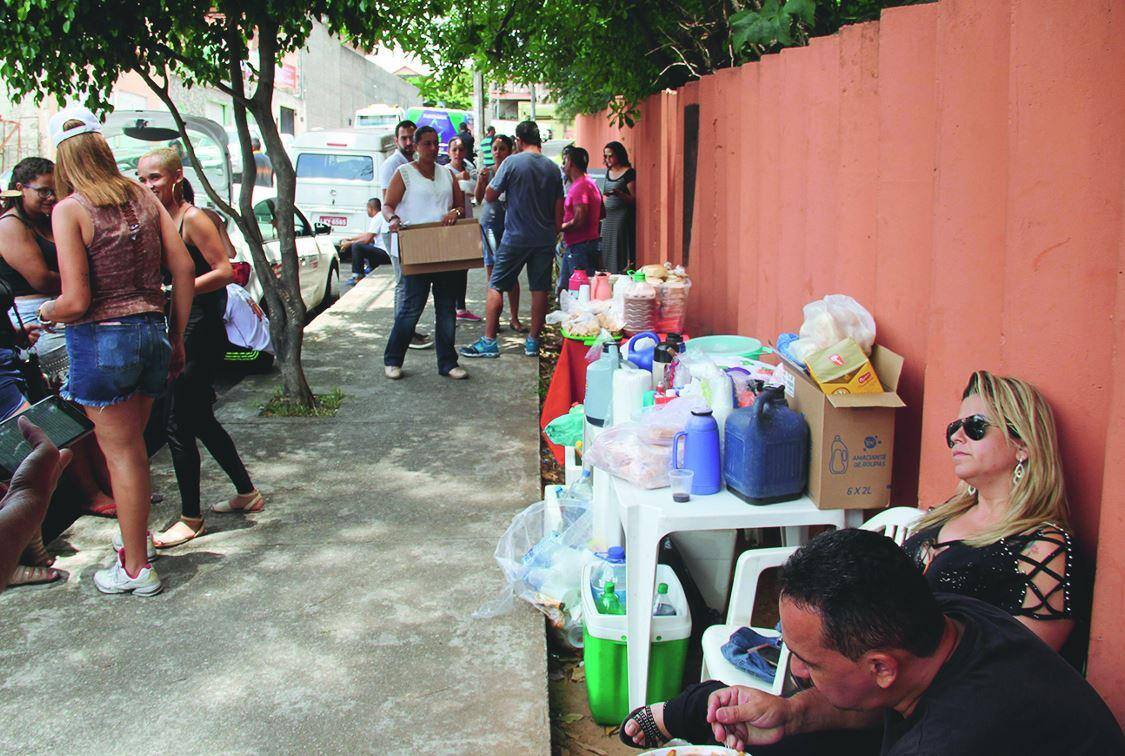 Solidariedade Na porta do Instituto Médico-Legal em Belo Horizonte, grupo de voluntários permanece quase 24 horas para confortar famílias