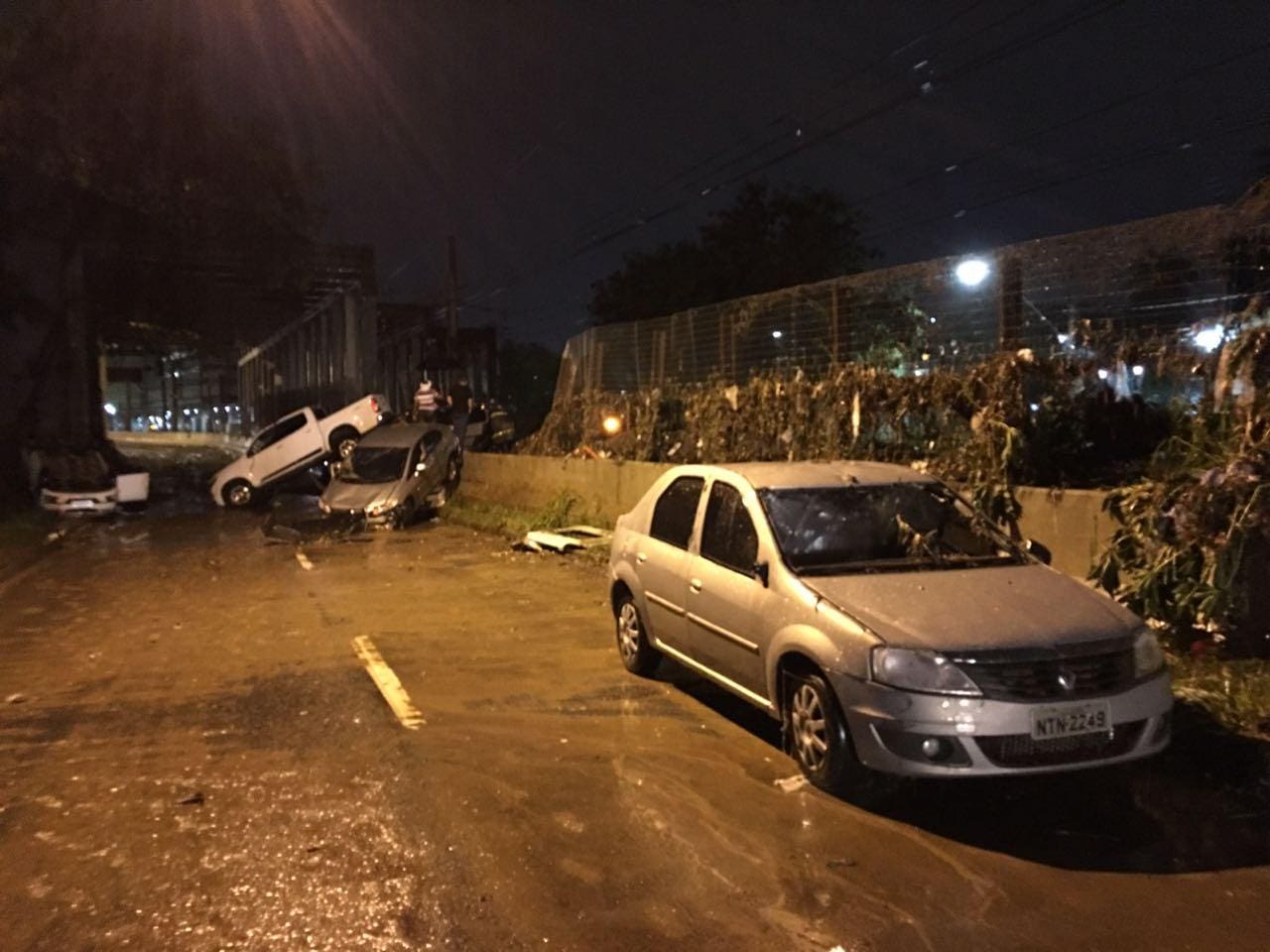 Mãe e filha morrem afogadas dentro de carro durante chuva em BH