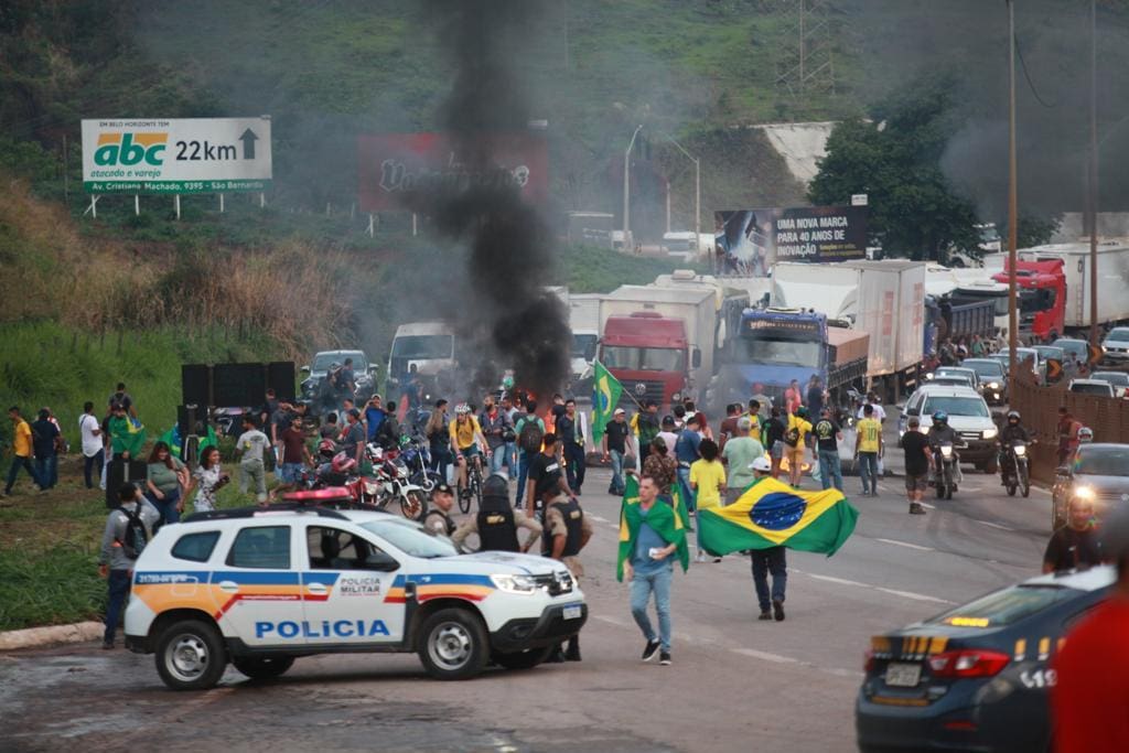 Protesto de caminhoneiros bolsonaristas fecha a BR-381, em Betim