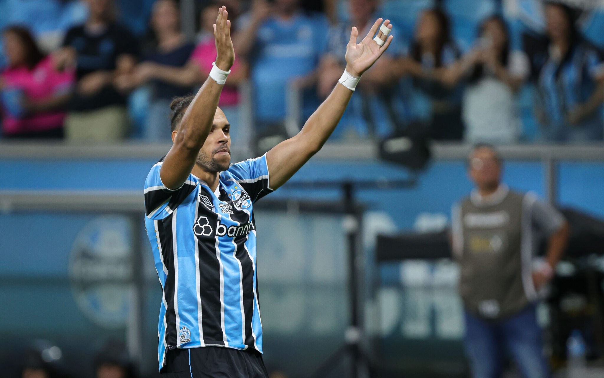 Braithwaite abriu o placar para o Grêmio (Foto: Maxi Franzoi/AGIF)