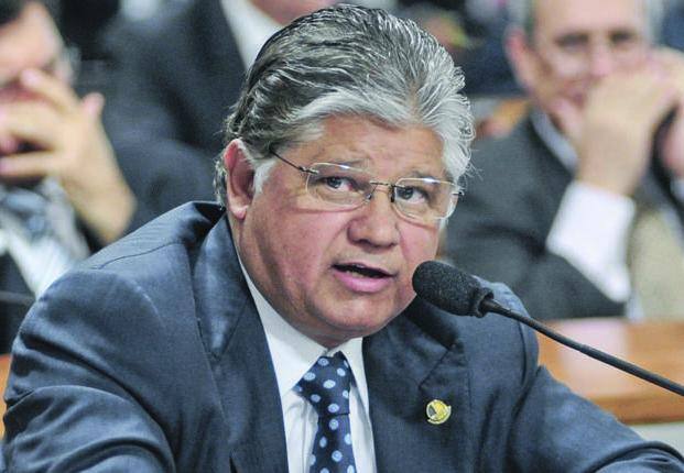Ex-senador Clésio Andrade confirmou ter recebido a vacina