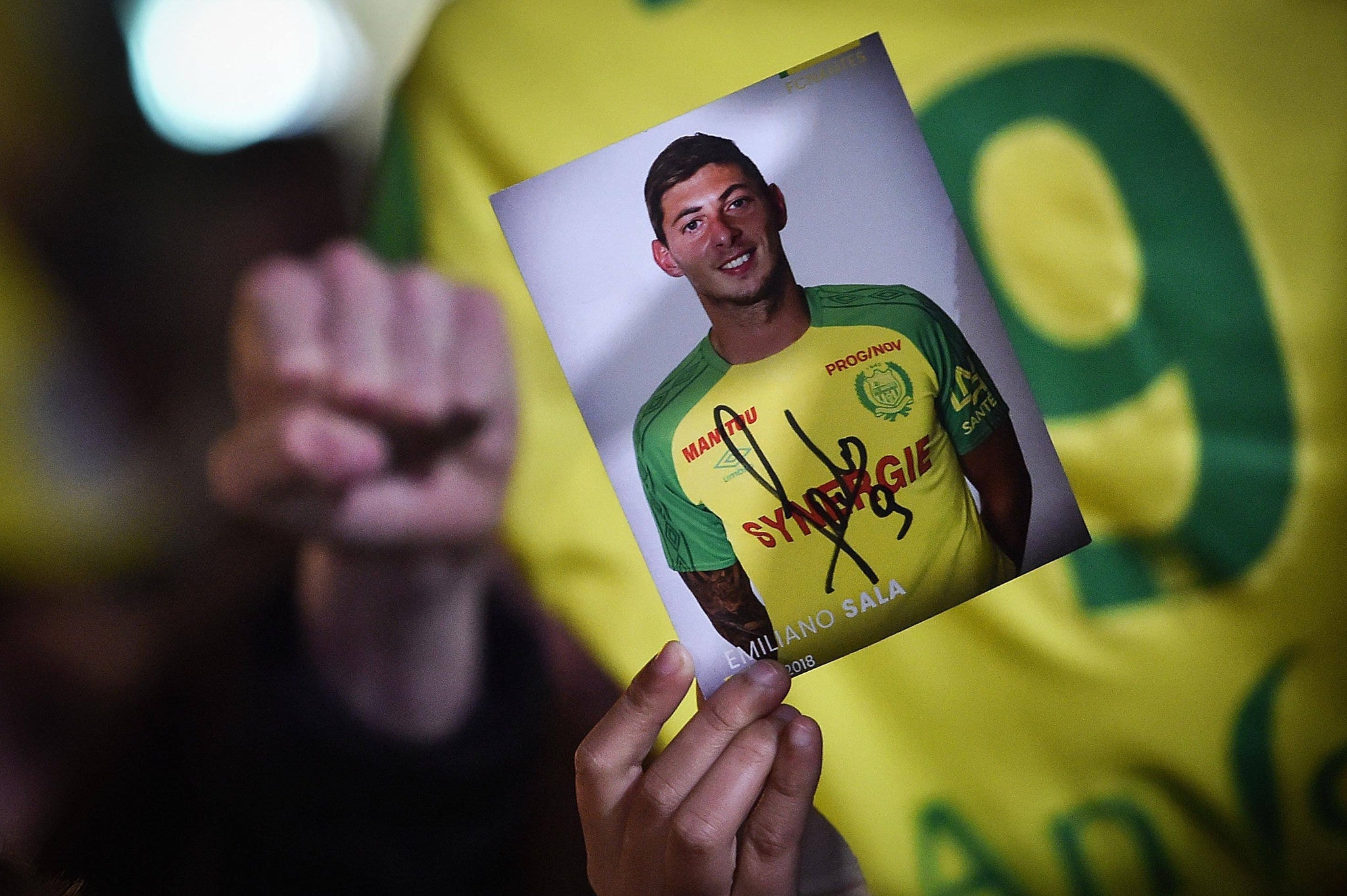 Torcedores do FC Nantes se reúnem em Nantes depois que foi anunciado que o avião que o argentino Emiliano Sala estava voando desapareceu durante um vôo de Nantes, no oeste da França, para Cardiff, no País de Gales