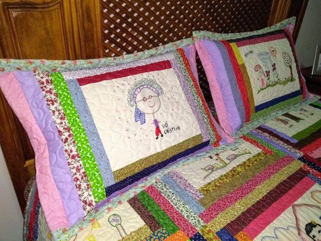 Desenhos da neta foram transformados em bordado