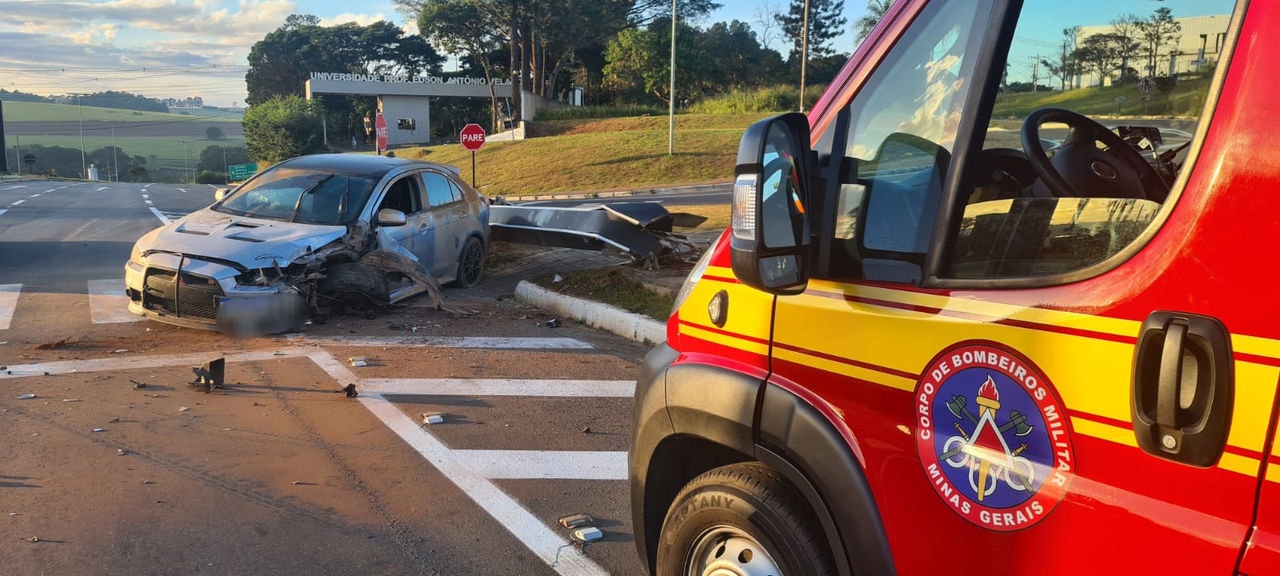 Cinco pessoas estavam no interior do automóvel no momento da batida, ocorrida na altura da Vila Teixeira, no período da manhã
