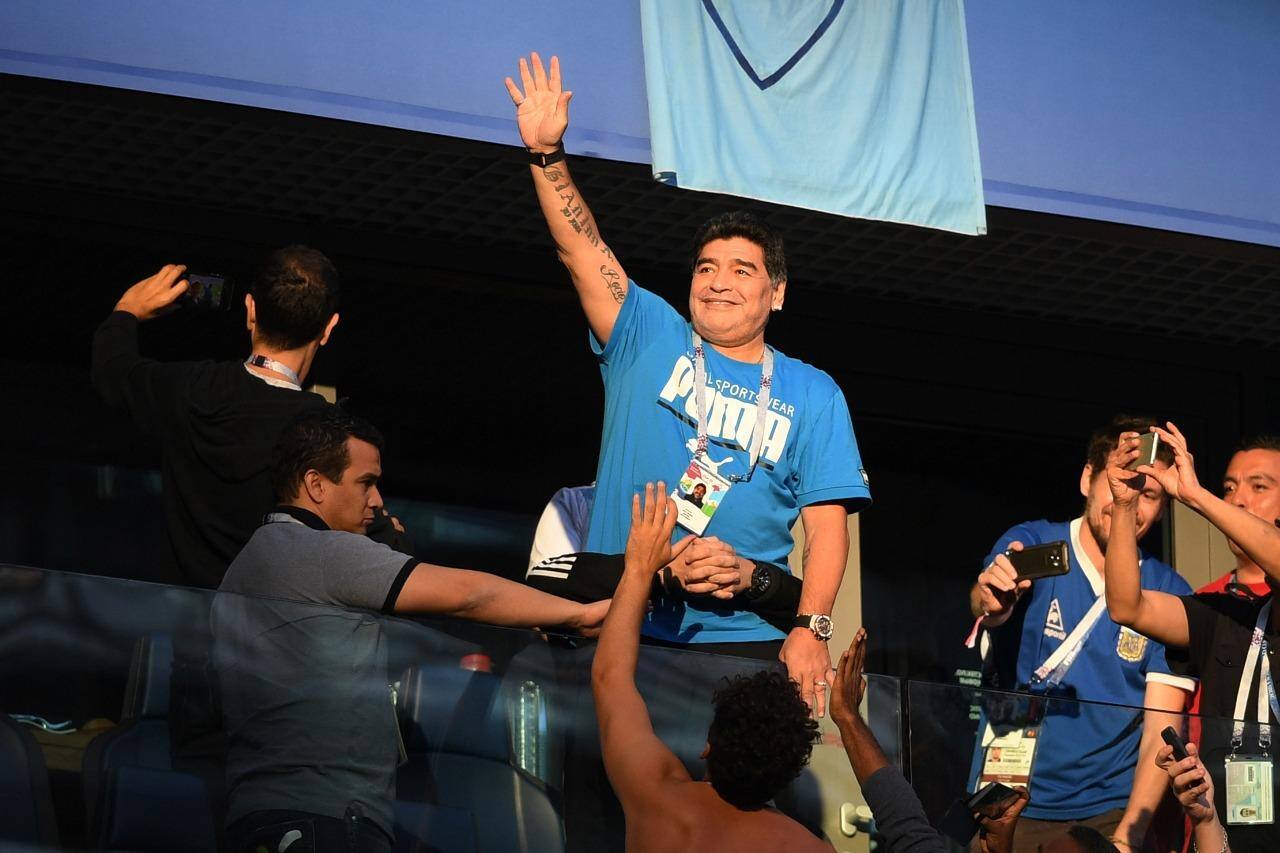 Maradona é saudado pela torcida
