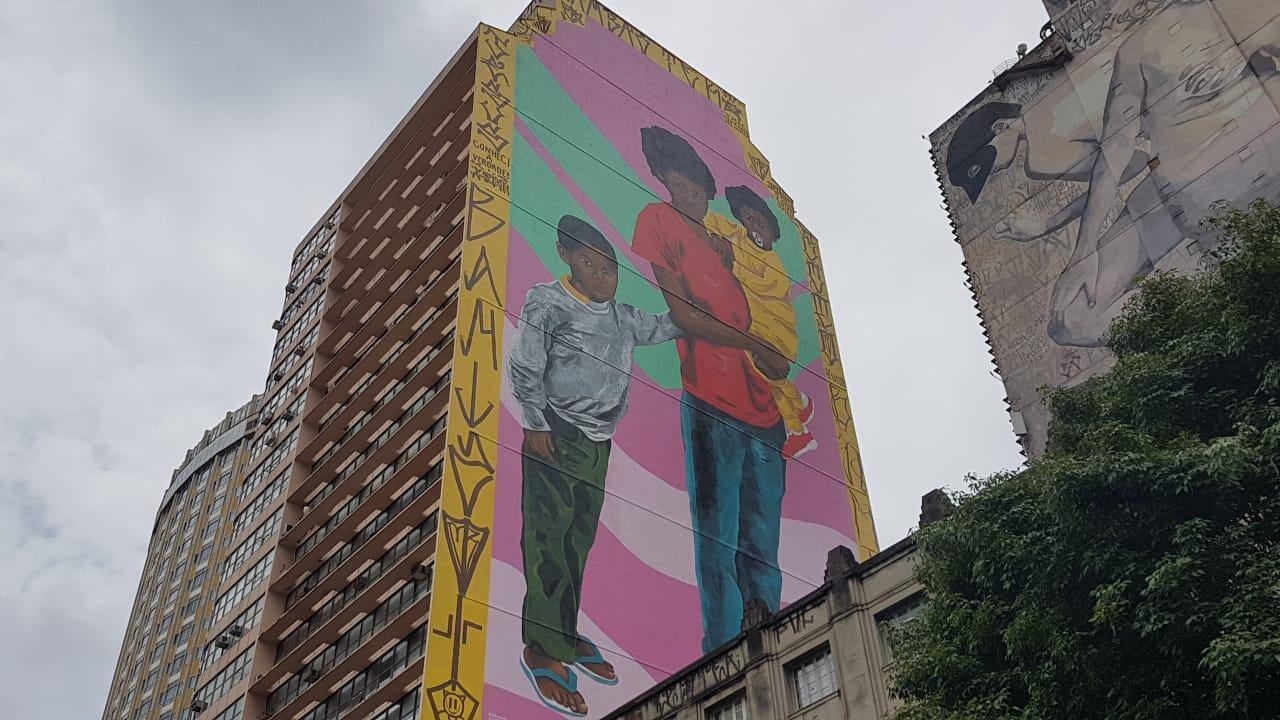 O grafite intitulado “Deus é Mãe”, assinado por Robinho Santana, no Cura