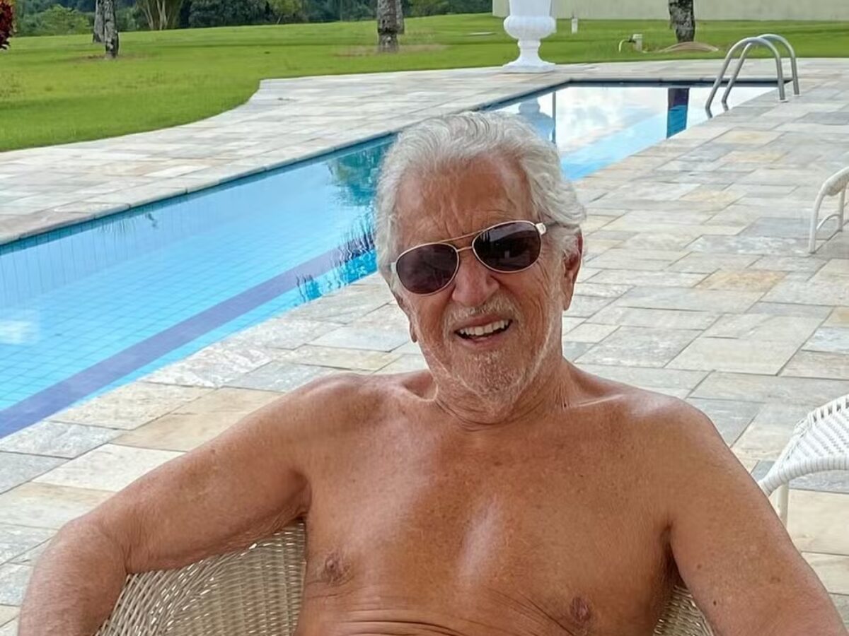 Mulher de Carlos Alberto de Nóbrega posta foto do marido de sunga: 'Coroa gato'