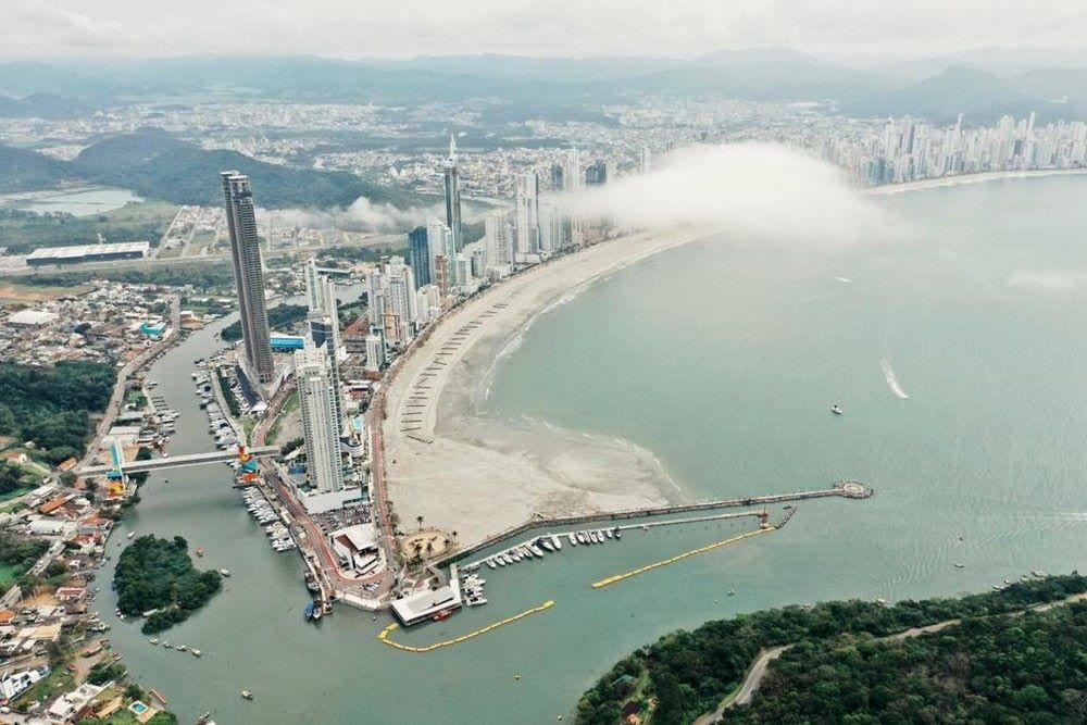 Praia Central, em Balneário Camboriú  Praia alargada em Balneário Camboriú perde 70 metros de faixa de areia por erosão marítima