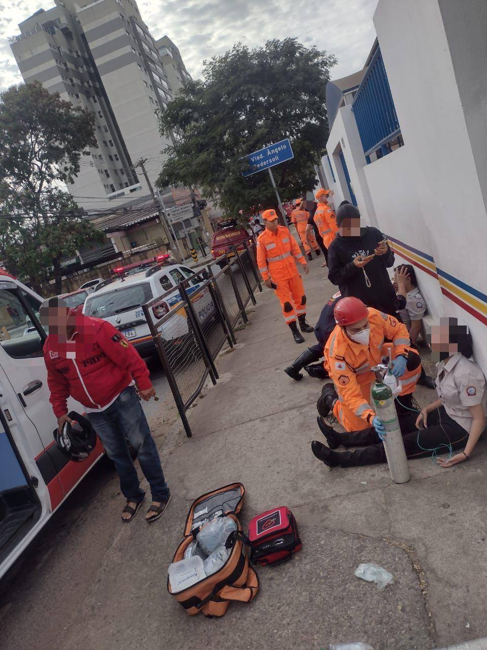 Bombeiros socorrem alunos que inalaram gás lacrimogênio no Colégio Tiradentes