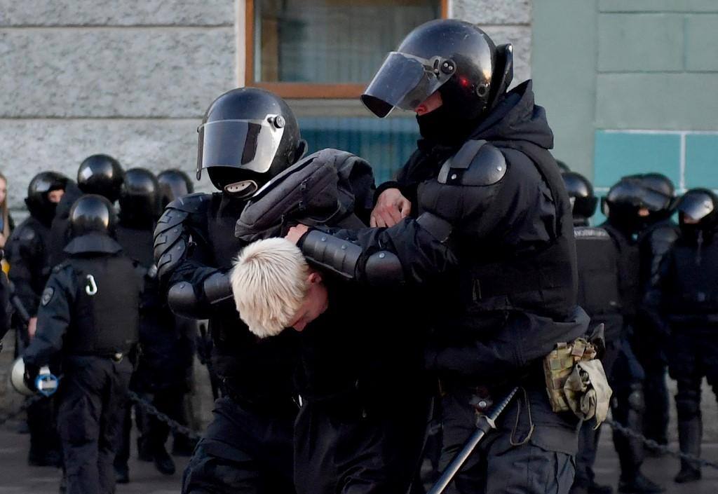 ALT Policiais detêm homem em São Petersburgo, na Rússia, após convocação de protesto contra a chamada de reservistas e a mobilização de tropas para a guerra