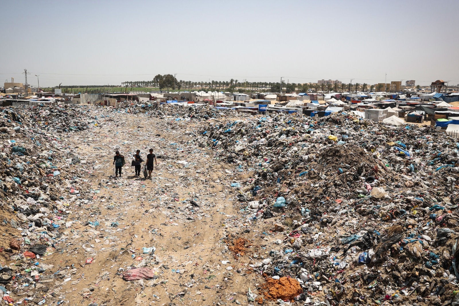 Criança caminha sobre escombros da guerra em Gaza