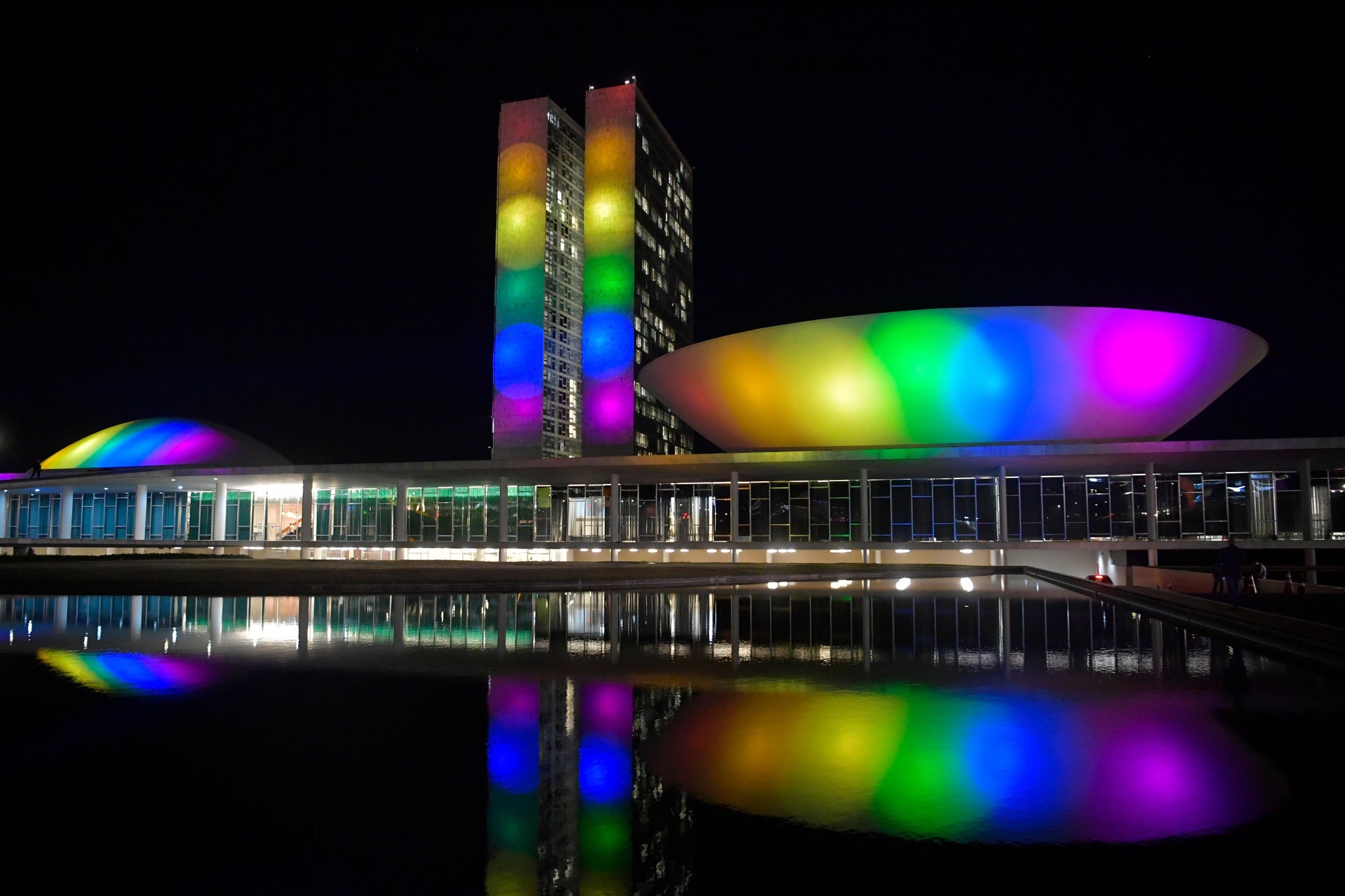 Congresso Nacional iluminado pelas cores da bandeira LGBTQIA+