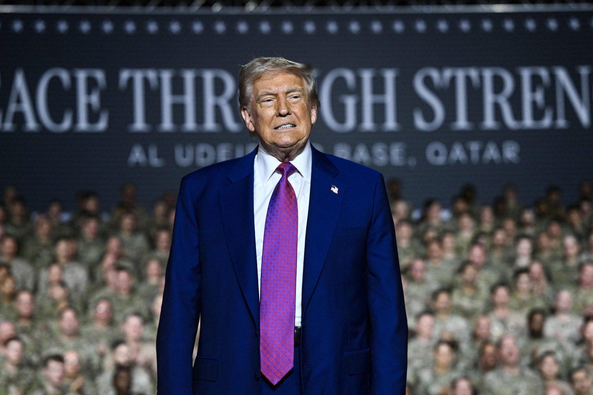 O presidente dos EUA, Donald Trump, cumprimenta tropas na base aérea de Al-Udeid, a sudoeste de Doha, em 15 de maio de 2025