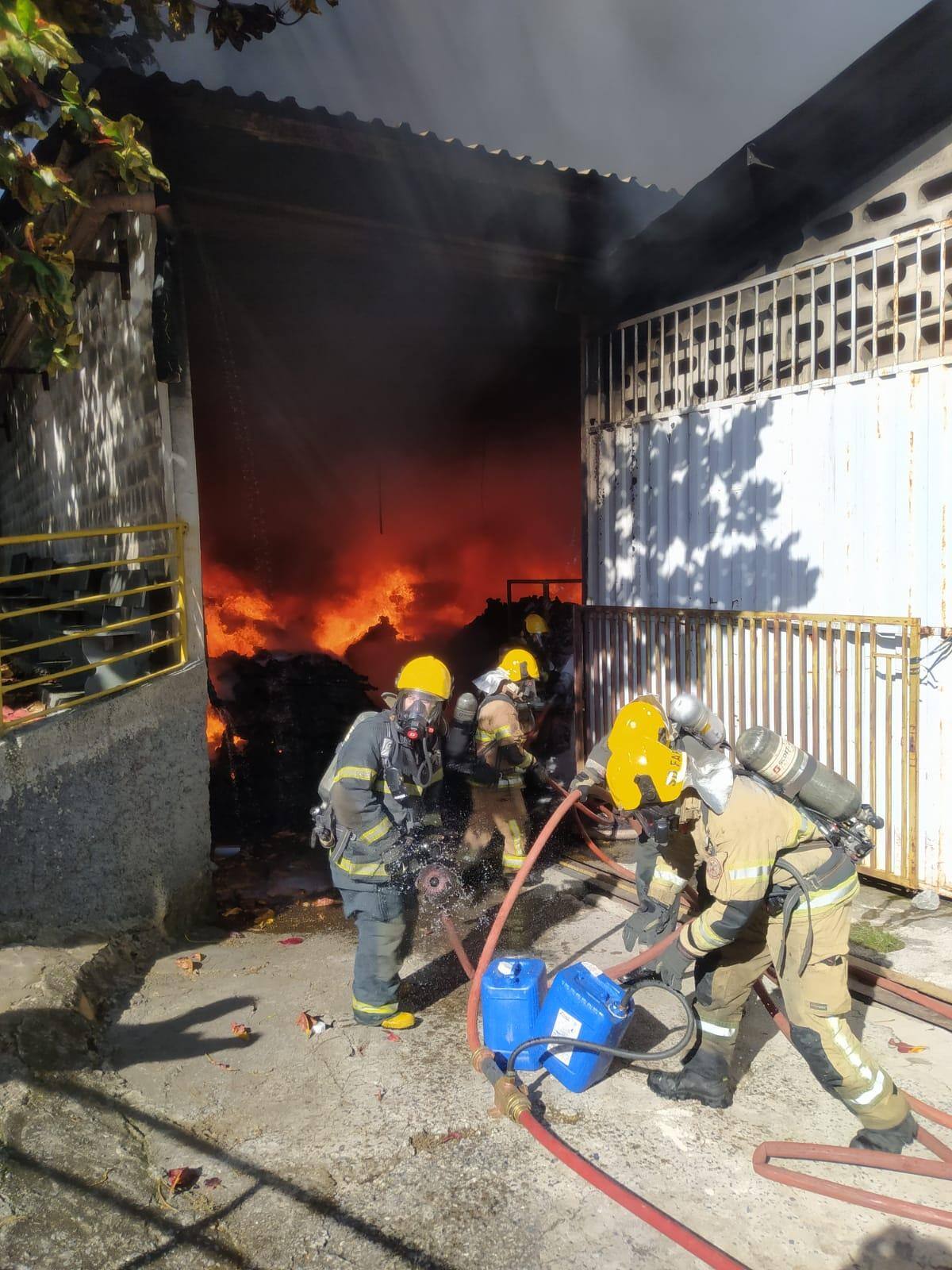 Fábrica de tecidos pega fogo em Ribeirão das Neves; veja vídeos